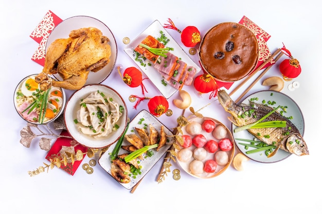 Stół zastawiony potrawami